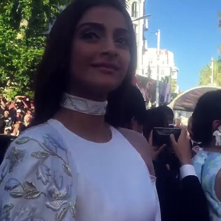 Sonam Kapoor on Red Carpet @ Cannes2016