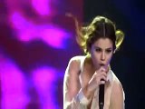 [VIDEO] Selena Gomez — Fan jumps on stage Fresno Revival Tour — [Revival Tour]