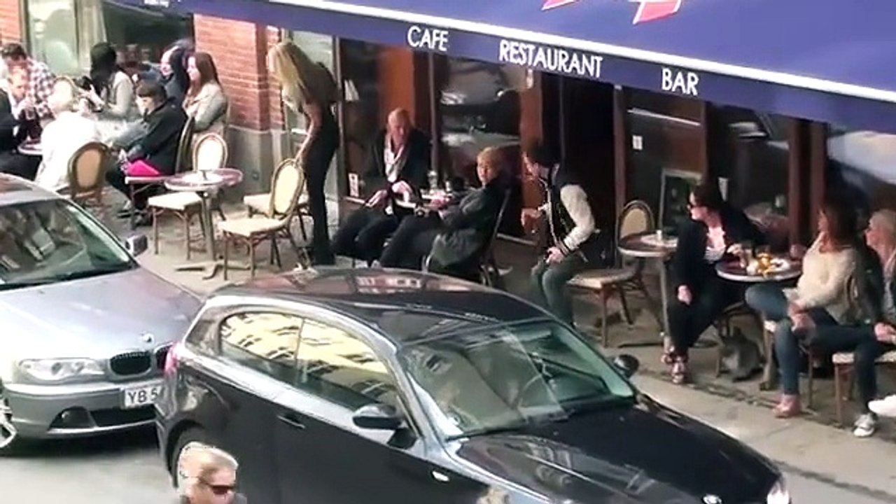 Elle se balade presque toute nue dans la rue et profite d'une terrasse