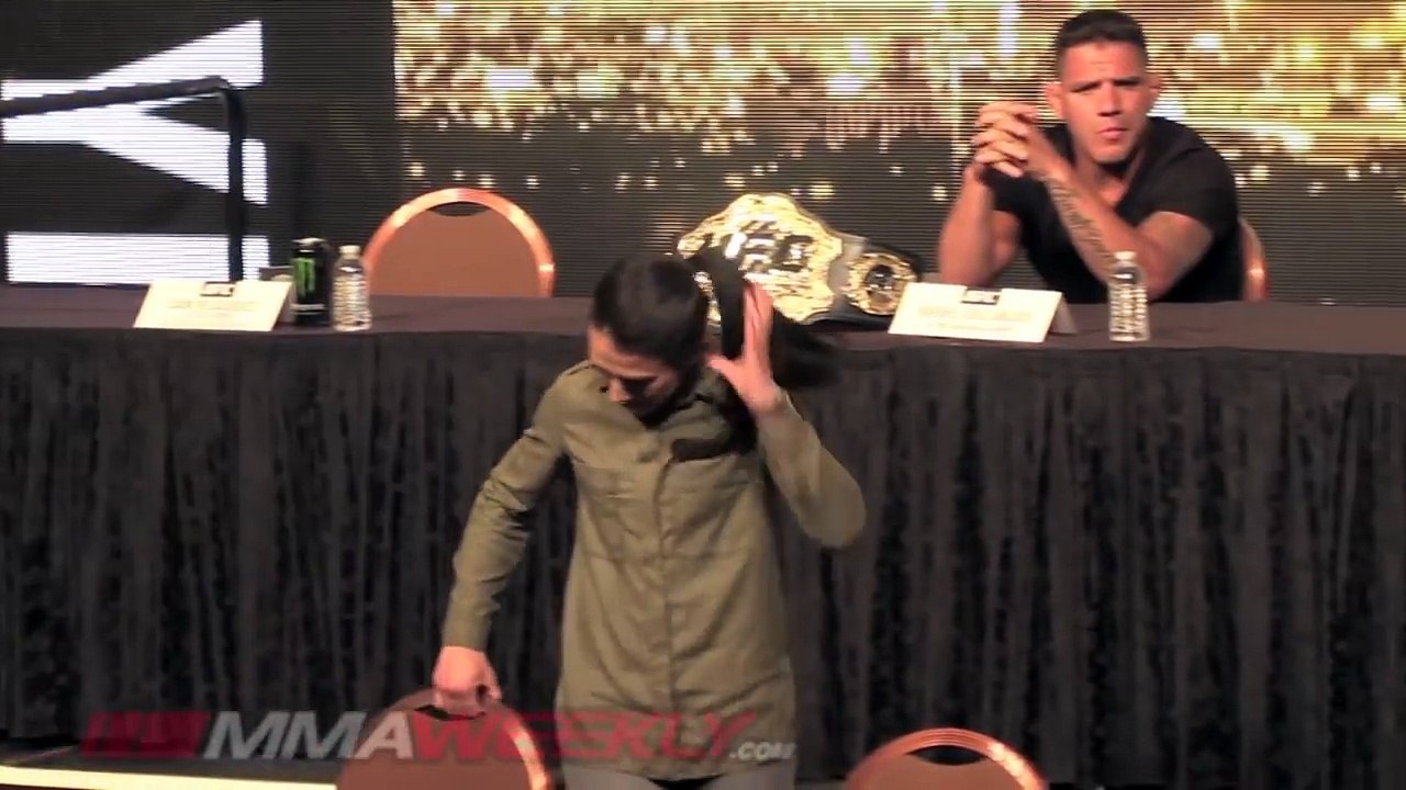 Claudia Gadelha Tells Joanna Jedrzejczyk That Her Boyfriend Isnt Doing His Job (UFC 200)