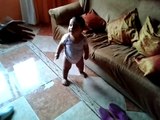 El Niño bailando flamenco  con 15 meses de edad