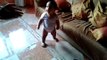 El Niño bailando flamenco  con 15 meses de edad
