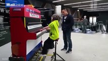 Una Bambina Di 9 Anni Suona Il Pianoforte Nella Metro: Tutti I Passanti Restano Sbalorditi