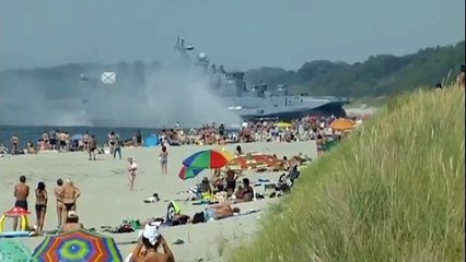 Enormous Russian military ship plows onto crowded beach - Truthloader