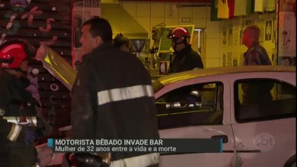 Motorista bêbado invade calçada e deixa mulher em estado gravíssima