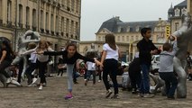 'Cohorte'  de jeunes danseurs dans les rues