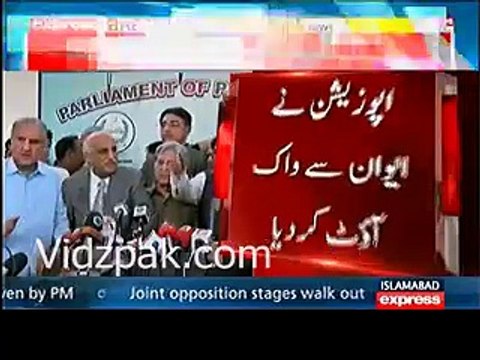 During Media talk Shah Mehmud Qureshi's real face not allowing Imran Khan to come infront