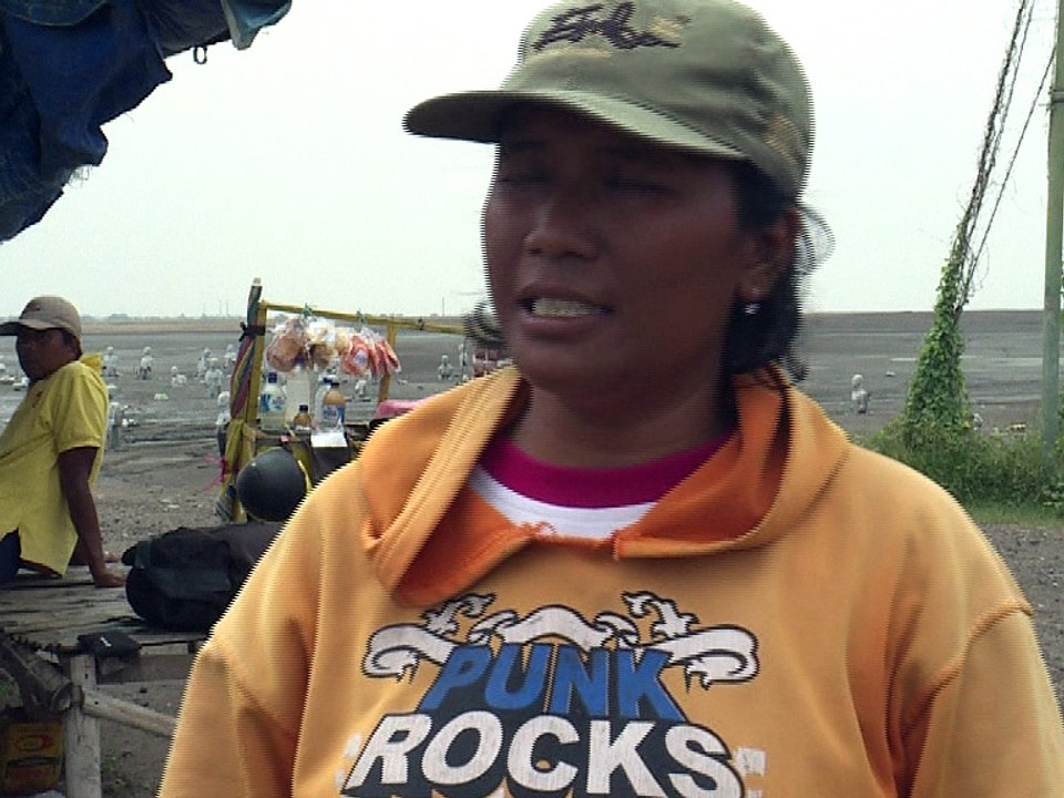 Des Indonésiens survivent en devenant guides touristiques d'un volcan de boue