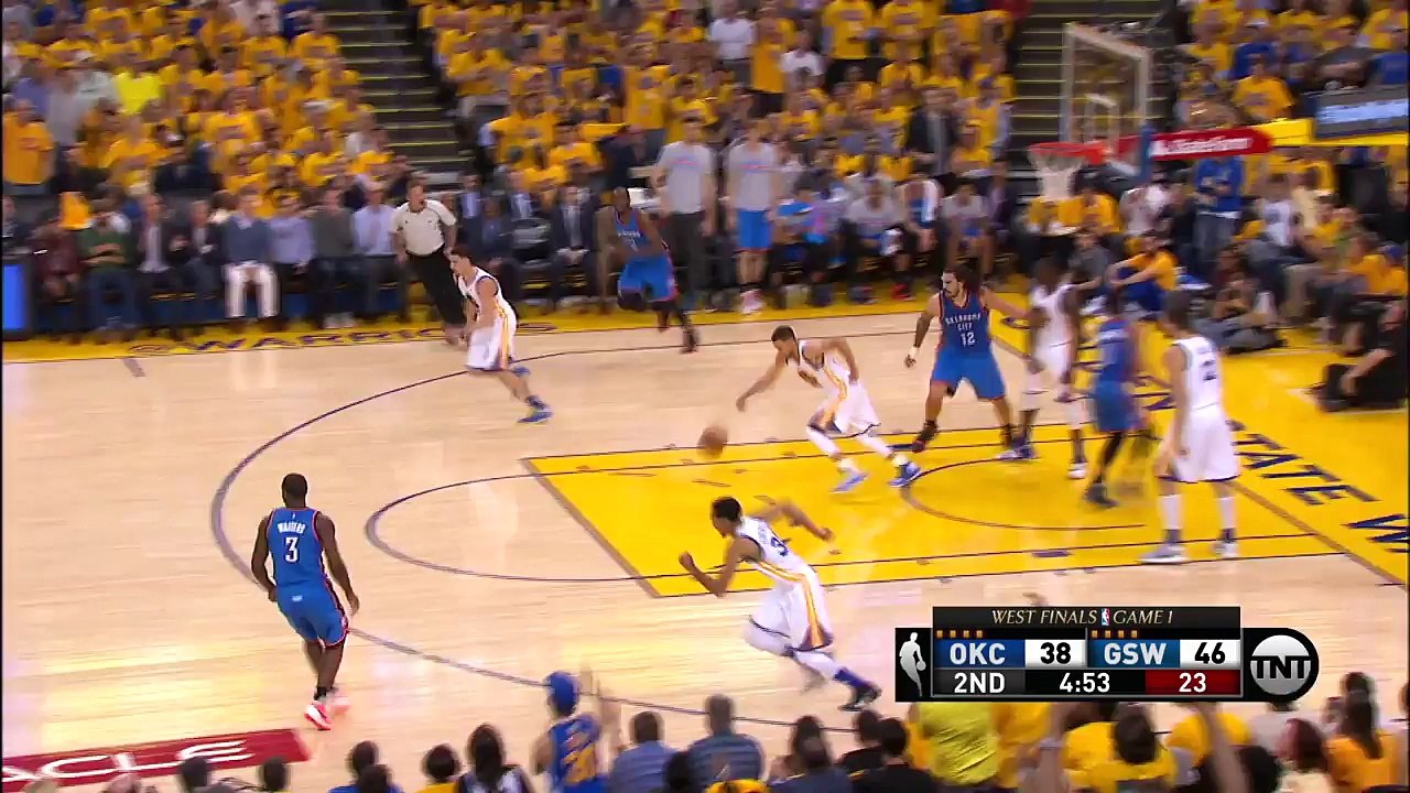 Serge Ibaka contre le dunk de Thompson