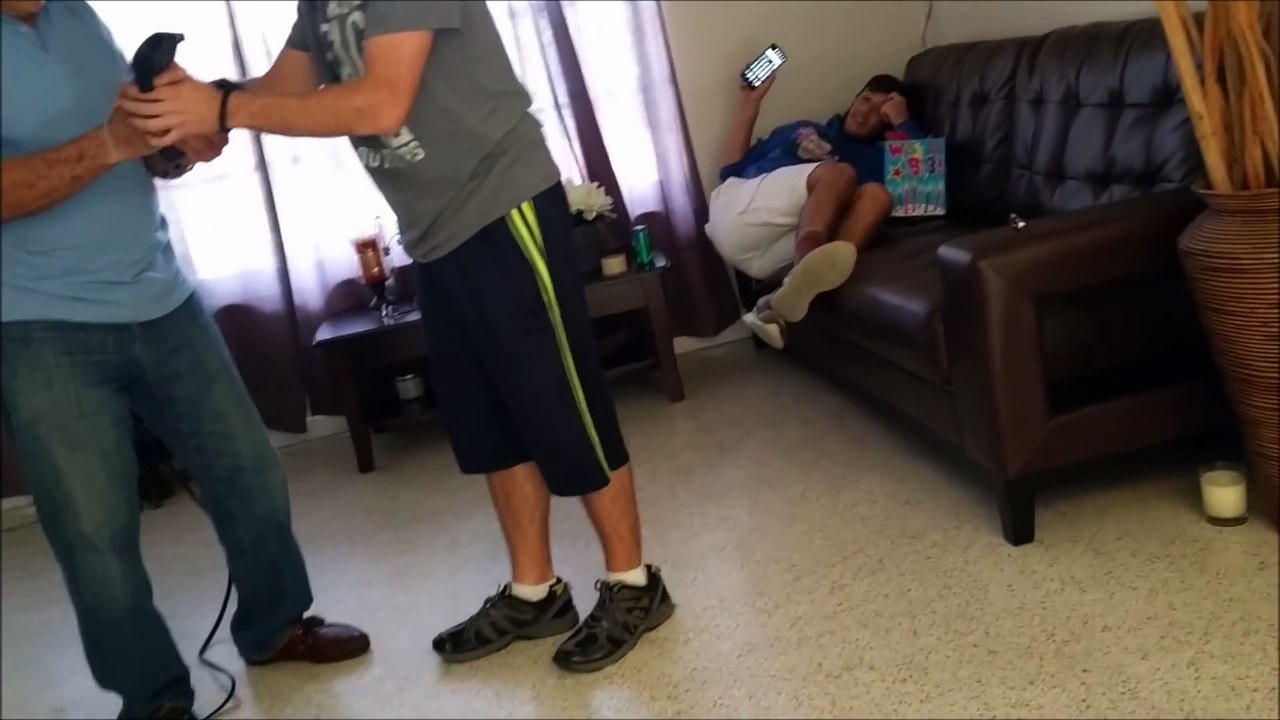 Quand papy joue à un jeu vidéo en réalité virtuelle : juste tordant