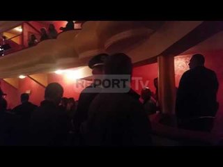 Report TV - Elbasan, incident në Teatrin Skampa, në prani të Raunig