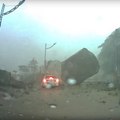 Un conductor taiwanés que se libra del desastre por los pelos