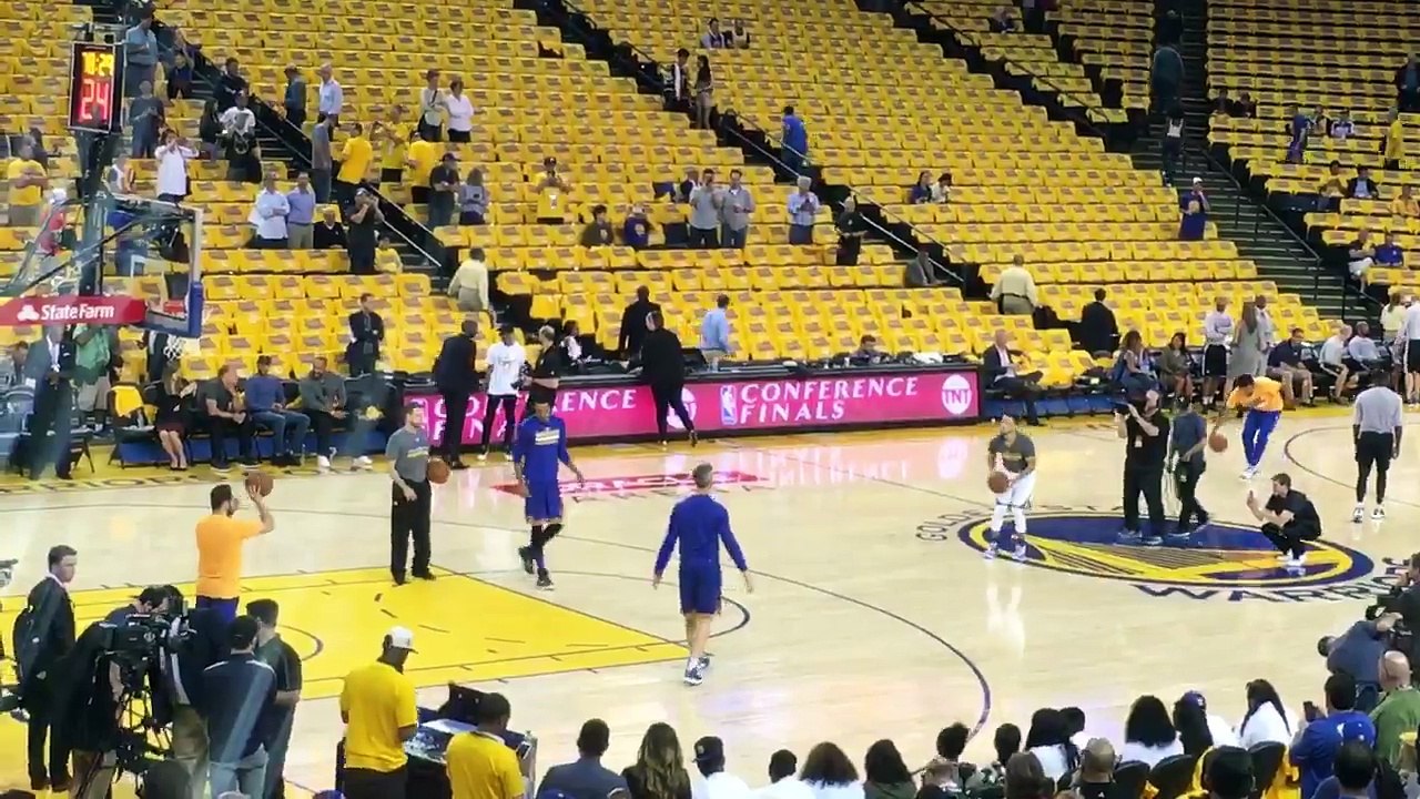 Stephen Curry réalise un 5/5 du logo au milieu du terrain à l'entrainement