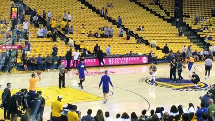 Download Video: Stephen Curry réalise un 5/5 du logo au milieu du terrain à l'entrainement