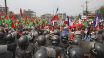 Grupos étnicos y fuerzas de seguridad se enfrentan durante una protesta en Nepal