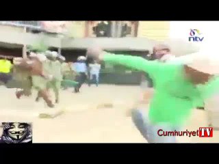 Kenya'da insanlık dışı görüntüler: Polisler eylemciyi öldüresiye dövdü