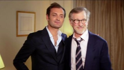 "Vous ressemblez à Jude Law" : Steven Spielberg charmé par Augustin Trapenard