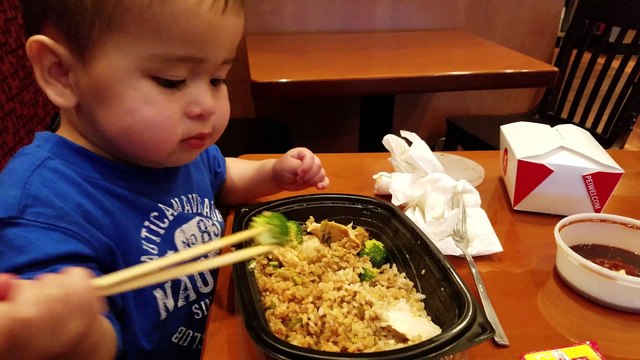 A 2 ans il sait déjà manger avec des baguettes comme un pro et épate son papa