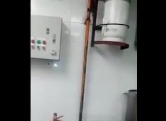 Il allume la lumière d'une cuisines d’un restaurantce qu'il va croiser va le surprendre...
