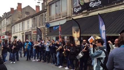 Sinfonica de Crevillente delante del Thag Bar en Fontenay-Le-Comte