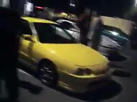 Isto é o que acontece quando um palerma está sentado ao volante de um TOYOTA MR2!