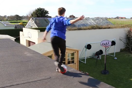 Zap Foot du 17 mai: foot et toiture ne font pas bon ménage, le Bayern relève le défi Runningman challenge , un jeune joueur réalise l'enchaînement parfait etc.