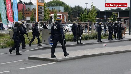Rennes.  Manifestation tendue devant le centre commercial Alma