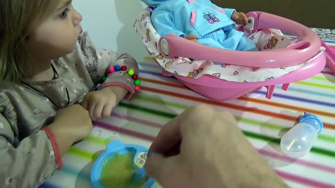 Пупсиком играем, кормим, поим, одеваем памперсы детский канал Мисс Катя Doll to play, feed, clothe diapers