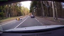 Un Motard Se Fait Percuter Par Une Roue Qui S'est Détachée D'une Voiture !