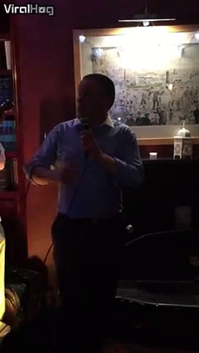 Ce chanteur irlandais perd ses fausses dents en chantant. La honte