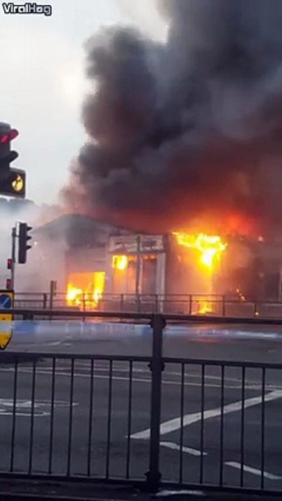 Incendie dans un entrepot de feux d'artifice : boom boom boom