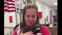Cette prof du Texas est chagrinée par la perte de son chat... Sa réaction en voyant ses élèves lui offrir deux chatons est émouvante !