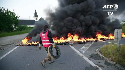 French strikers block access to Total refinery