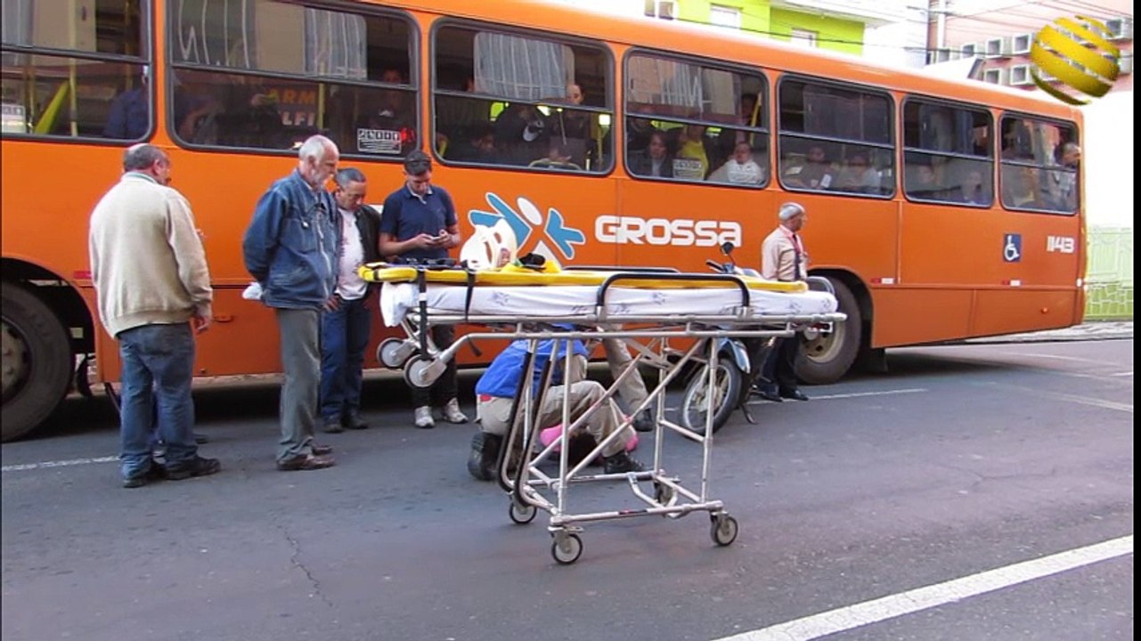 Acidente com ônibus fere motociclista no Centro...