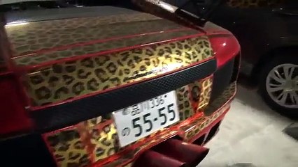 Il est entré dans un garage très privé et regardez ce qu'il a découvert !