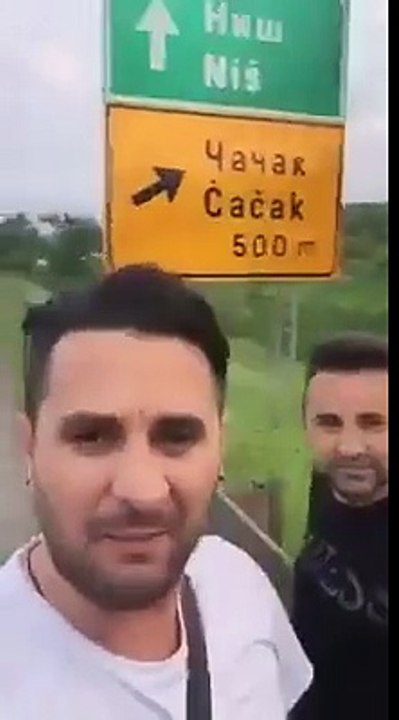 Mentor Kurtishi kendon shqip midis Beogradit - Moj srbi murin ta prishi