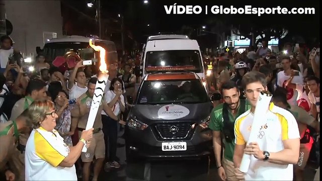 Mulher invade revezamento da tocha olímpica em Vitória