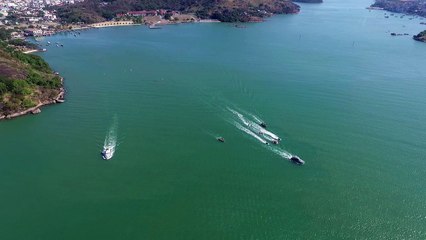 Descargar video: Drone registra a passagem da Tocha Olímpica pelo mar no Espírito Santo