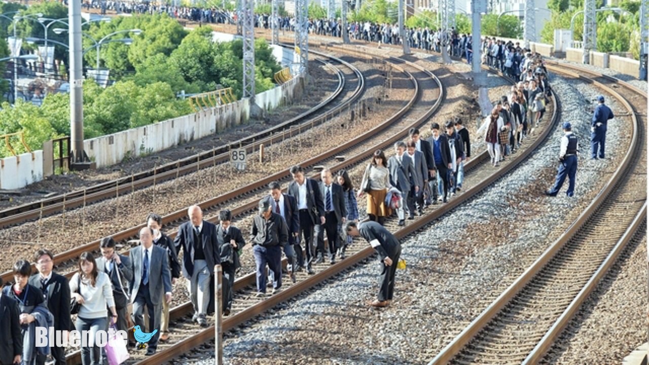 海外の反応「これこそ本物の大国の姿」電車を降りて避難する人たちの写真に感銘