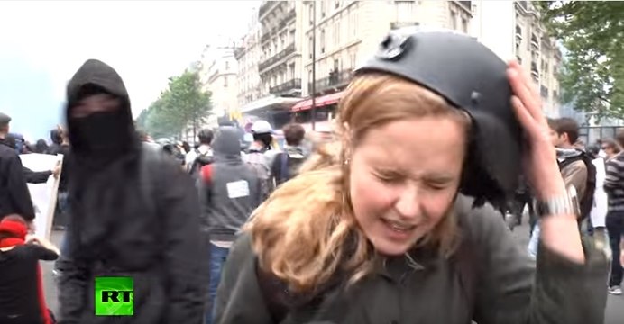 Участники протестов в Париже поблагодарили корреспондента RT