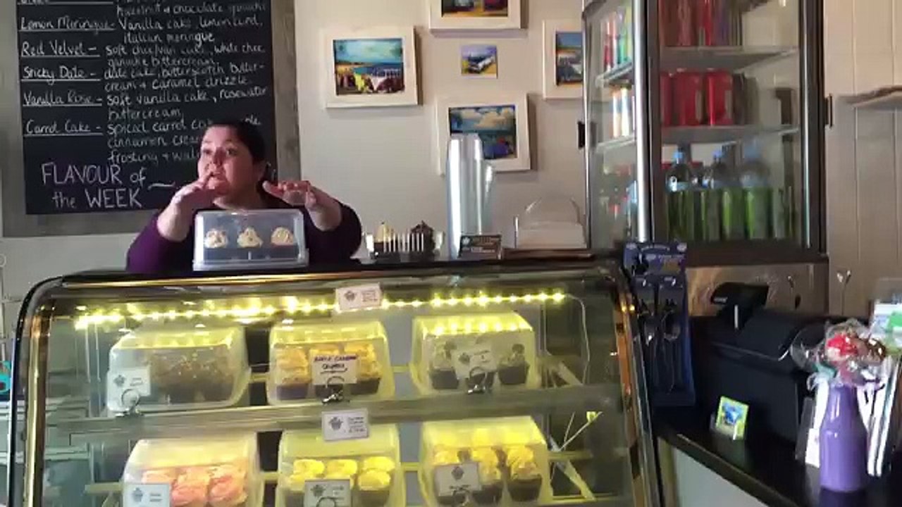 Una Cliente Le Riporta Indietro Una Scatola Di Dolci... Quando La Apre Non Crede Ai Suoi Occhi