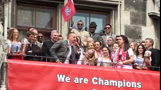 Munich ! Franck Ribéry essaye de chanter Champs Elysées devant la foule.