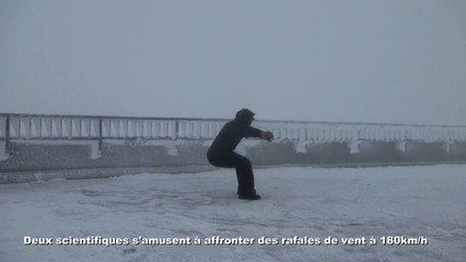 Deux scientifiques s'amusent à affronter des rafales de vent à 180km/h