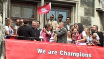 Franck Ribéry essaie de chanter Les Champs-Elysées devant la foule à Munich !