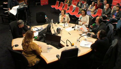 bande originale jeudi 12 mai. Dans le public, la fille avec la robe bleue, et le gilet saumon au dr deuxième rang, c'est MOI!!!