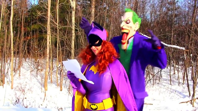 エルザは、ピンク＆ブルーの髪を取得します！スパイダーマン、エルサ・マーメイド、ジョーカーVSピンクメイデイ・パーカーをW_！おかしいスーパーヒーロー