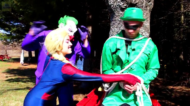 冷凍エルザはスパイダーエルザになります！スパイダーマン、ピンクメイデイ・パーカー、いたずら＆ジョーカーをW_！スーパーヒーロー楽しいです - ）