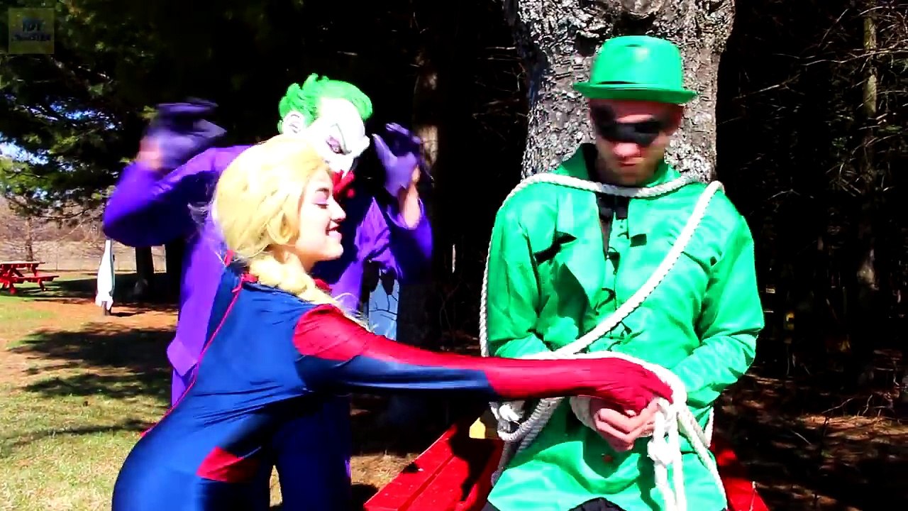 冷凍エルザはスパイダーエルザになります！スパイダーマン、ピンクメイデイ・パーカー、いたずら＆ジョーカーをW_！スーパーヒーロー楽しいです - ）