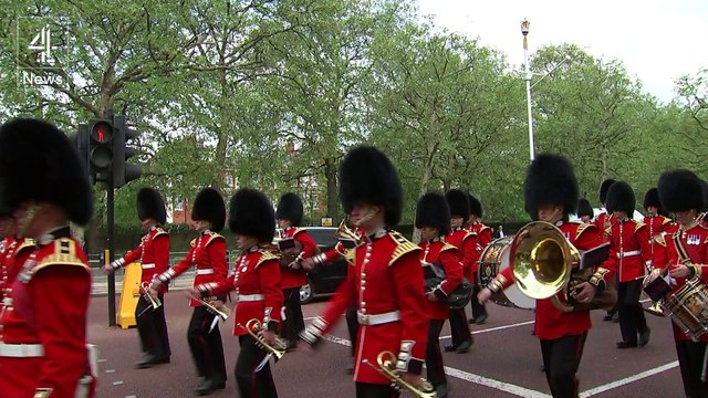 Najib continues to dodge questions from press in UK