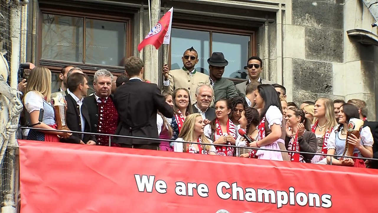 Ribéry chante "Aux champs Elysées" pour fêter le titre du Bayern en Allemagne : cette honte!!!